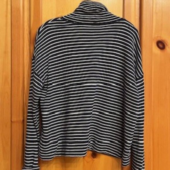 Vineyard Vines Turtleneck Sweatshirt--Navy and White Stripes--Size Small - Picture 3 of 4
